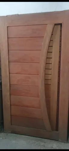 Portas, janelas,caixa de portas, bancos, cadeiras em madeira rústica