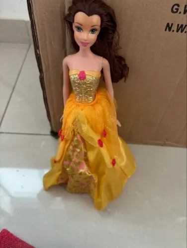 boneca Bela com dois vestidos