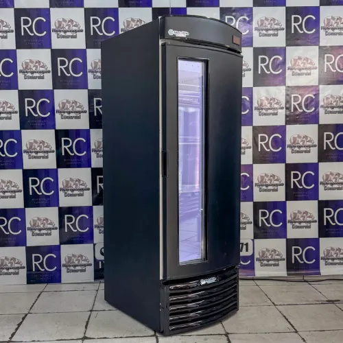 Cervejeira Metalfrio com detalhe de vidro e iluminação em LED