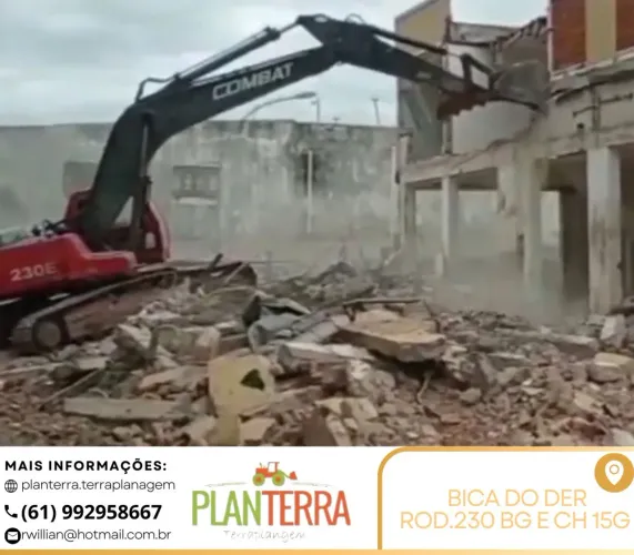 Demolição e Terraplanagem com Equipamentos Pesados