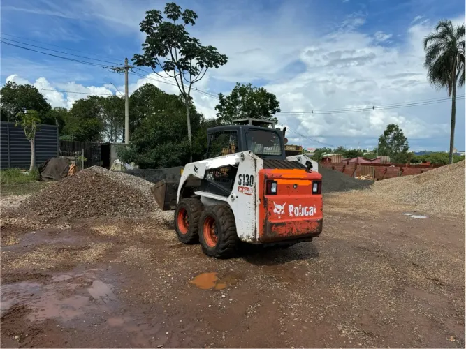 Bob cat mini carregadeira S130 - 2013