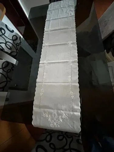 Caminho de mesa bordado elegante