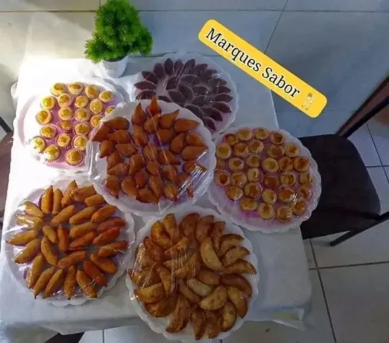 Faço salgados pra festa congelados e fritos.