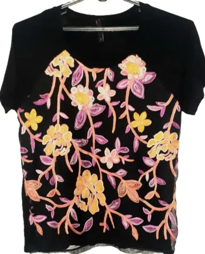 Magnífica Blusa com Bordados Exclusiva da grife Zinzane, Tamanho P