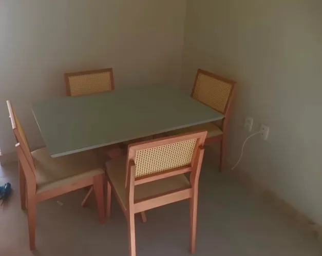 Mesa de jantar 4 cadeiras com cadeiras chiques com telas entrego hoje R$ 2.599,99 a vista 