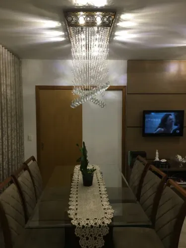 Lustre retangular com cristais lapidados