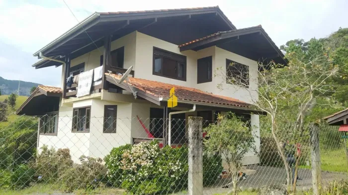 LINDA E AMPLA CASA DE CAMPO COM VISTA PARA BARRAGEM NA LOCALIDADE DE PALMEIRAS CIDADE DE R