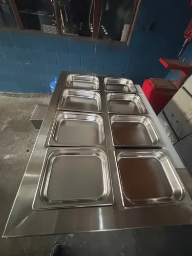 Mesa de buffet com cubas