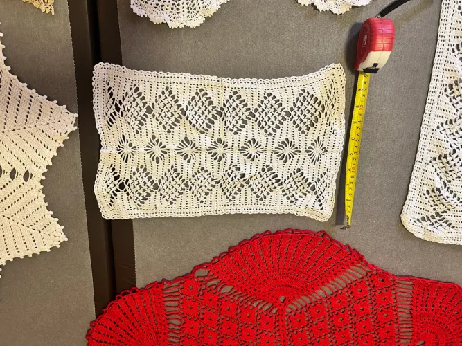 TOALHA BRANCA EM CROCHE PARA MESA OU BANDEJA TAMANHO 40x25 cm