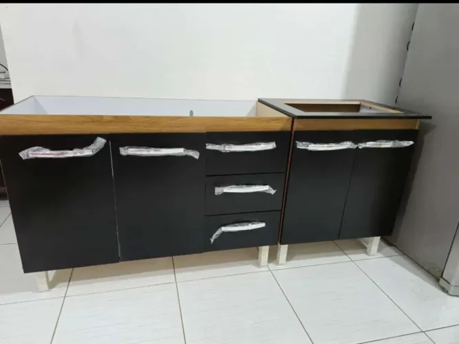 Armário de Cozinha Preto com 3 Portas e 3 Gavetas