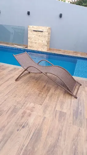Espreguiçadeira para área externa de piscina