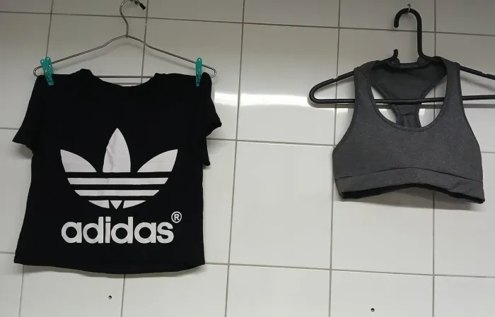 Kit Cropped Adidas Preto e Top Academia Cinza