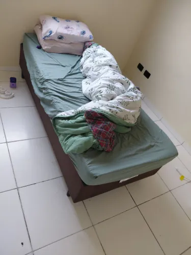 Cama e colchão de solteiro