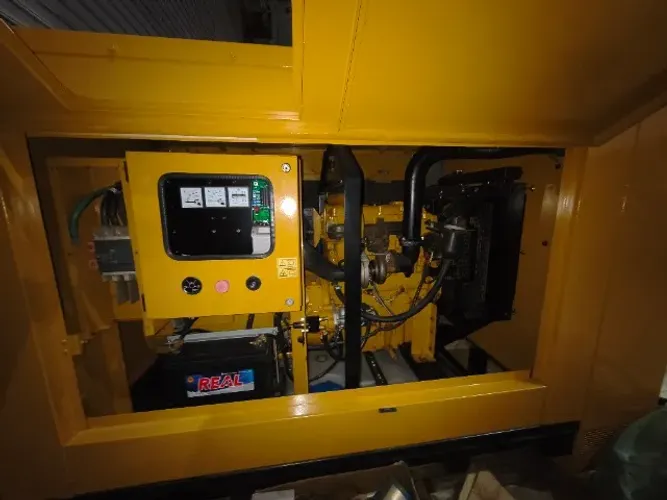 Grupo gerador Caterpillar cabinado 75 Kva partida manual