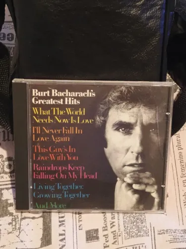 CD BURT BACHARACLIS GREATEST HITS USADO