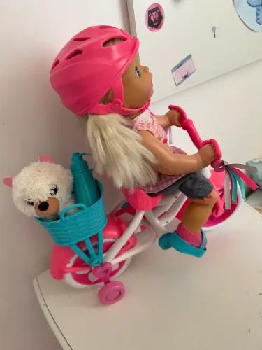 Boneca little momy bicicleta