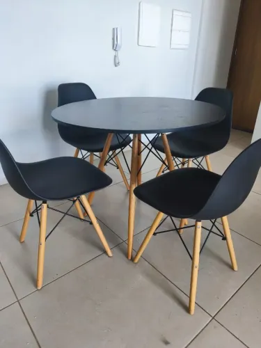 Mesa Redonda Eiffel com 4 Lugares - Excelente Estado!