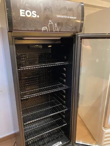 Refrigerador Expositor Vertical 220 EOS.