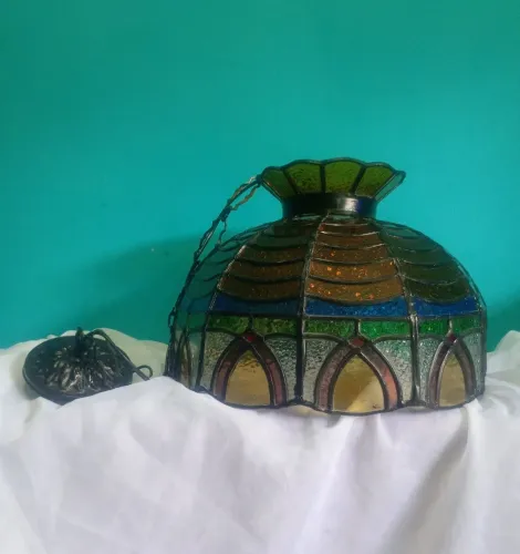 Antigo e imponente lustre / luminária de teto anos 70 com vitral colorido