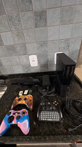 Xbox 360 E Super Slim 256GB + Kinect + 3 Controles + Chatpad