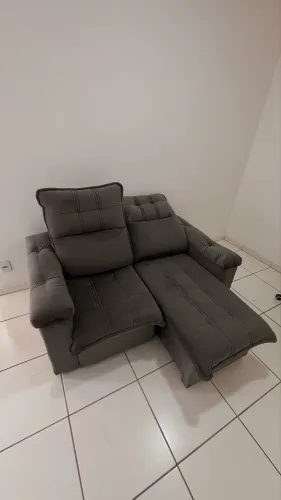 SOFA RETRÁTIL MUITO NOVO. 