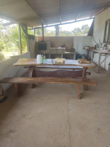 Vendo mesa rústica medindo dois metros e meio madeira maciça 