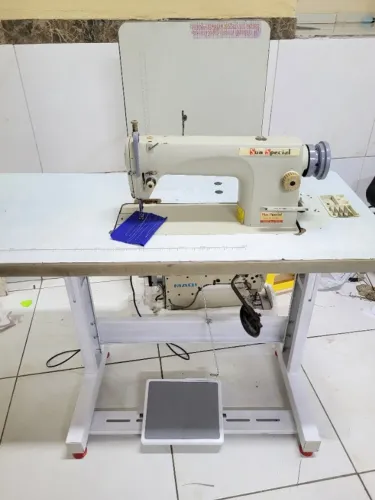 Máquina de costura reta 