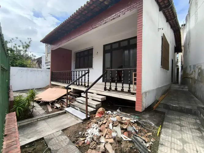 Casa com 4 quartos sendo 2 suítes, mais uma edícula, Centro - Macaé - RJ