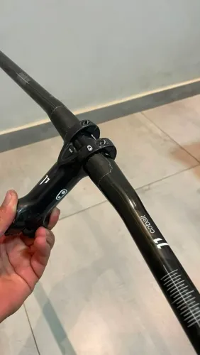 Guidão e mesa Cobalt em carbono