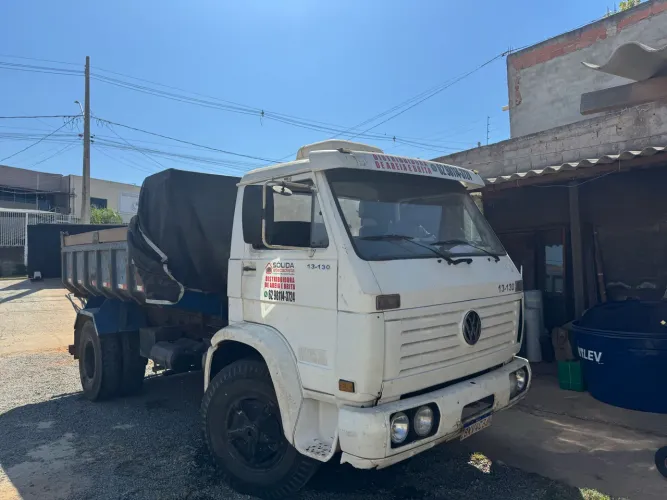 Caminhão caçamba toco