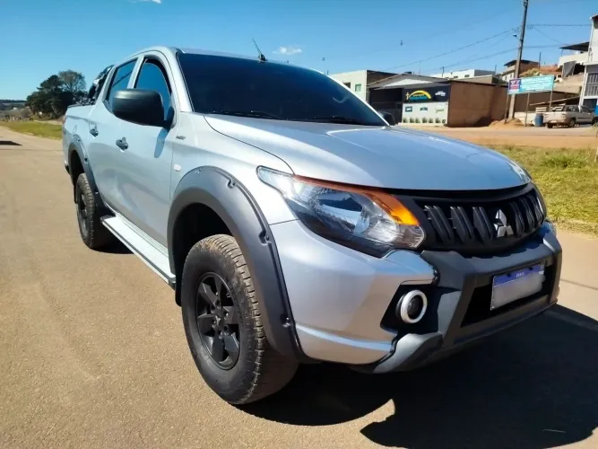 Mitsubishi L200 Triton Sport GLX 2.4 CD Diesel Mec. 2020