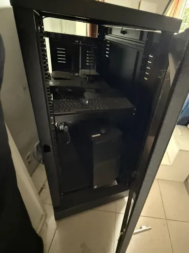 Hack servidor e eletrônicos piso