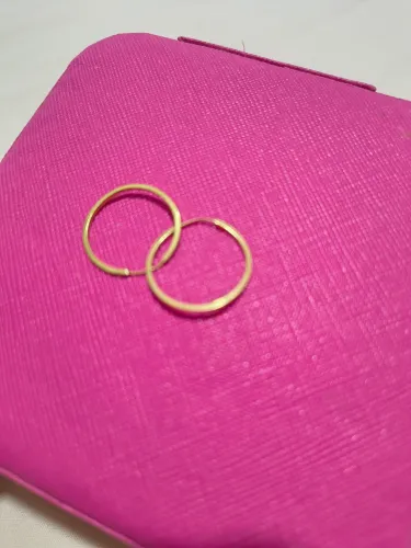 Argolinha média em ouro 18k.