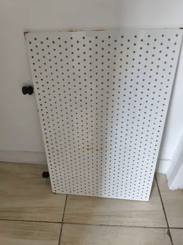 PEGBOARD OU EUCATEX PERFURADO EM BOM ESTADO DE CONSERVAÇÃO