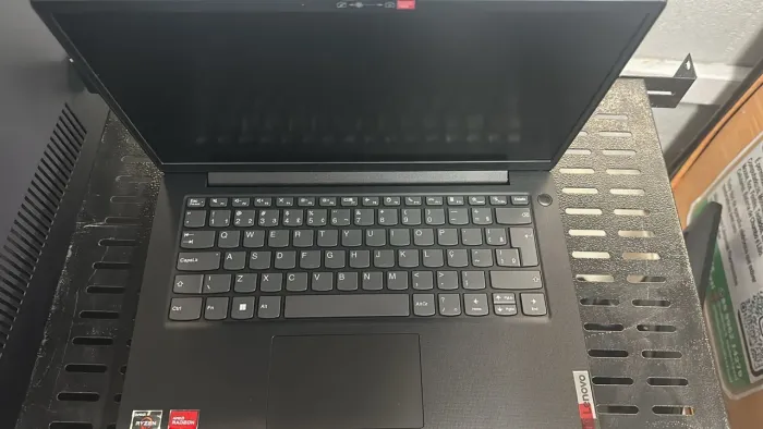 Notebook Lenovo V14 G4, Ryzen 5 7520U ,8Gb Ddr5 e 256Gb NVME