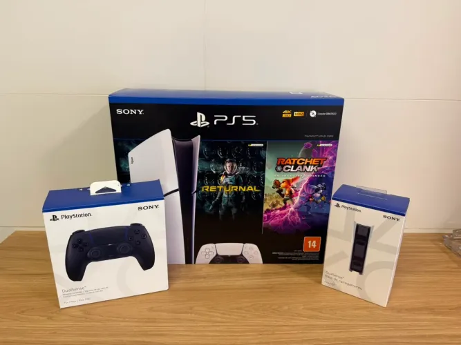 PS5 Slim Digital + 2 Controles + Base Carregadora ? Estado de Novo