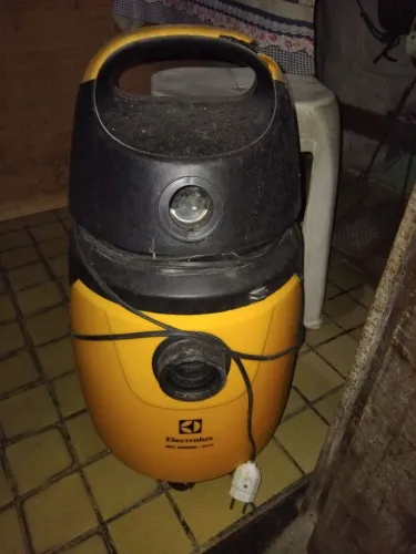 Vendo um aspirador de pó e água.