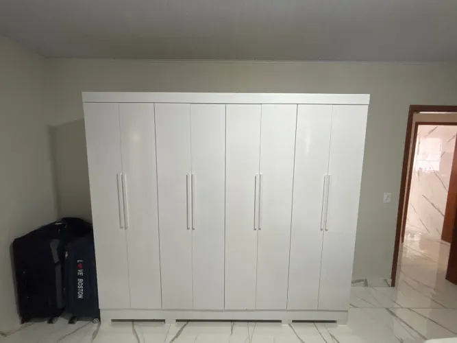 Guarda-roupa de 8 portas, 9 meses de uso, R$900.