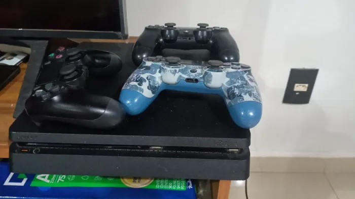 Ps4 Slim 3 controles e 3 jogos (leia a descrição)