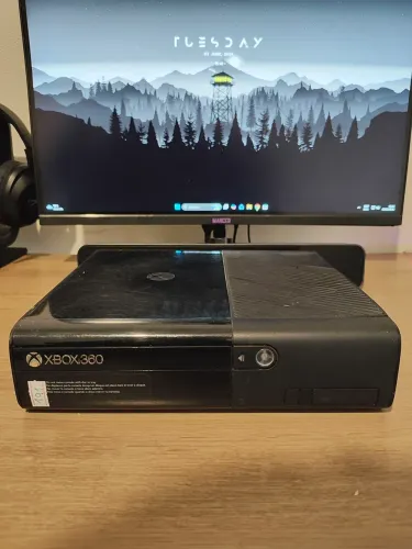 Xbox 360 Super Slim (Com defeito, para retirada de peças)
