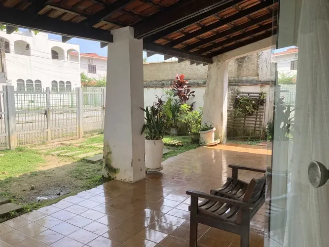 Casa á venda com 250 metros no Guarujá, praia da Enseada, região Aquário.