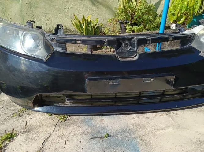 Parachoque dianteiro Honda Civic 2008 com os faróis recuperados 