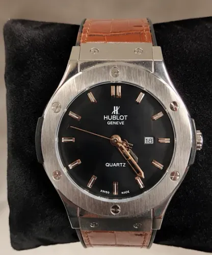 Lindo Relogio de pulso, com pulseira de couro e fecho diferenciado - R$497