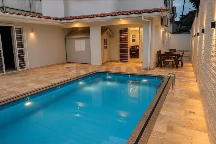 Casa com 4 Quartos e Piscina em Boa Viagem - 375m²