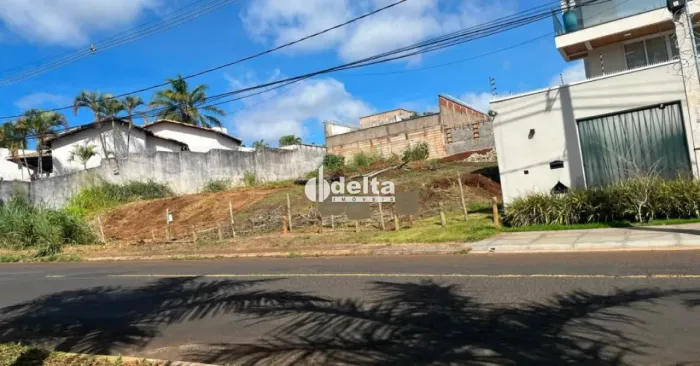 Terreno disponível para venda no bairro Jardim Inconfidência em Uberlândia-MG