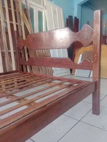 Cama de casal de madeira macanaiba pura 999,00