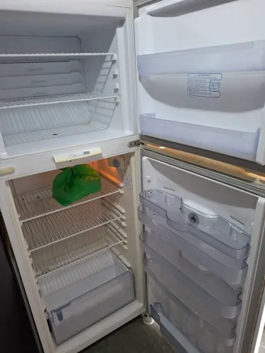 Vendo geladeira funcionando entrega gratis