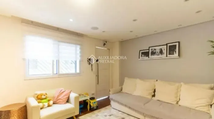 Casa em Condomínio Fechado - 200m² com Piscina Privativa e Próxima ao Metrô