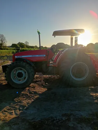 Trator Massey Ferguson 5320 4×4 e grade aradora 20 discos