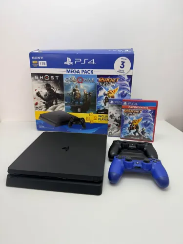 PlayStation 4 slim com dois jogos e dois controles 